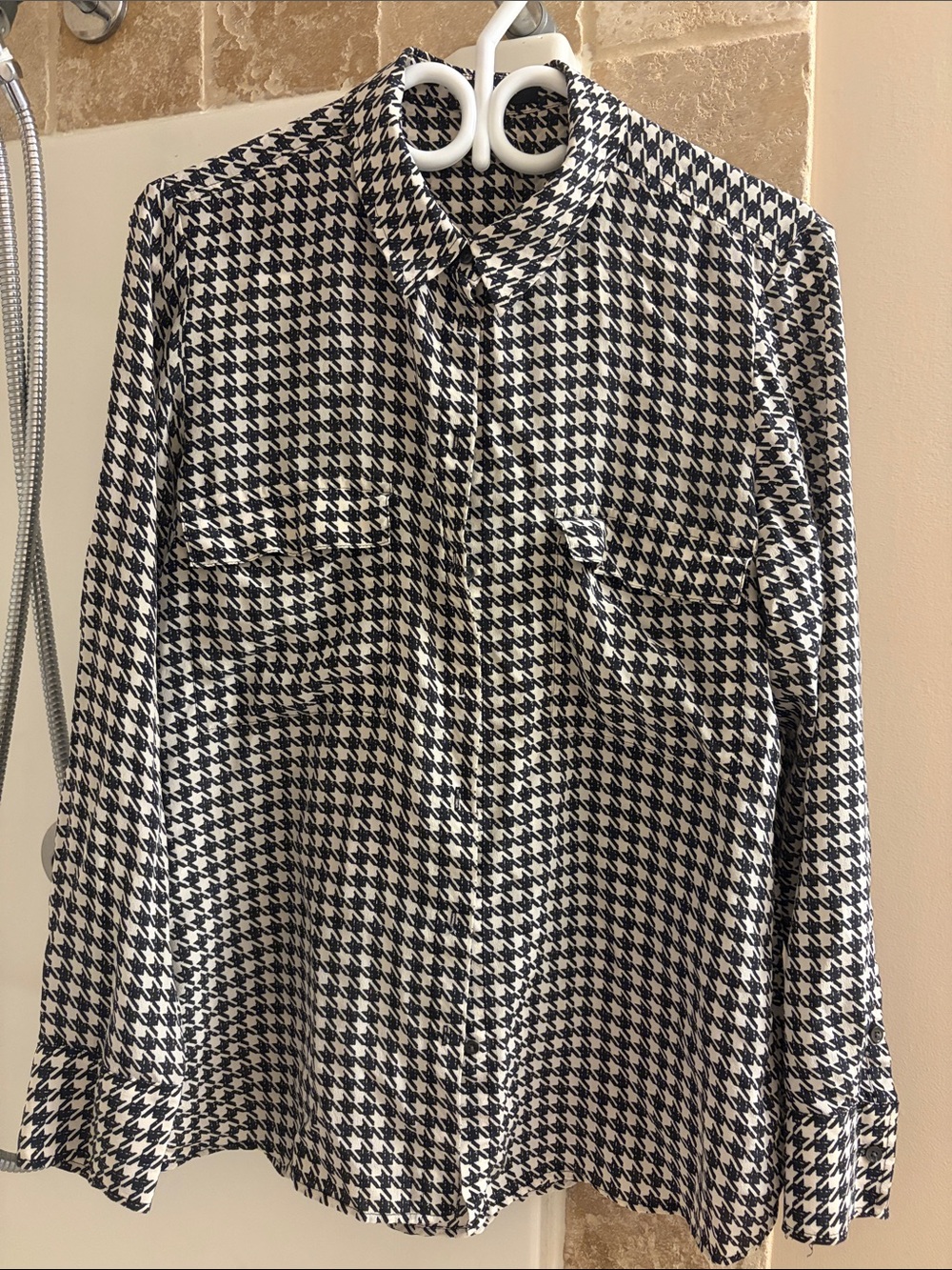 Babaton Black & White 100% Silk Houndstooth Button-Down Shirt size Large